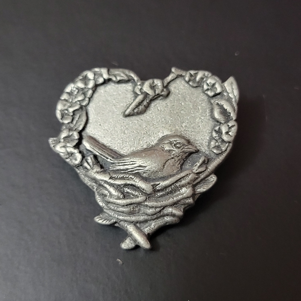 Birds & Blooms 2004 Gray Silver Tone Pewter Heart Shaped Nesting Bird Pin Brooch